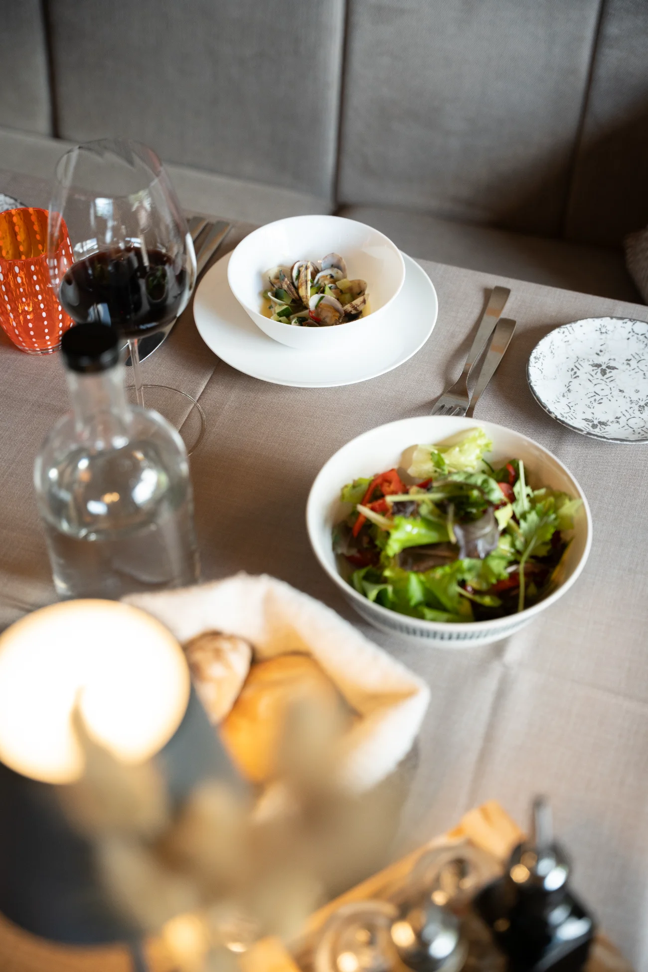 Gedeckter Tisch bei Kerzenlicht