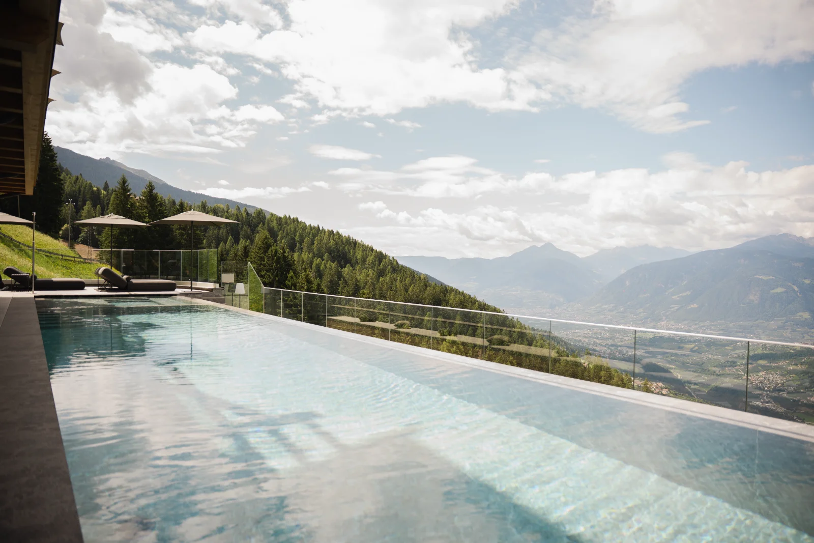 Infinity-Pool mit Blick über das Meraner Land